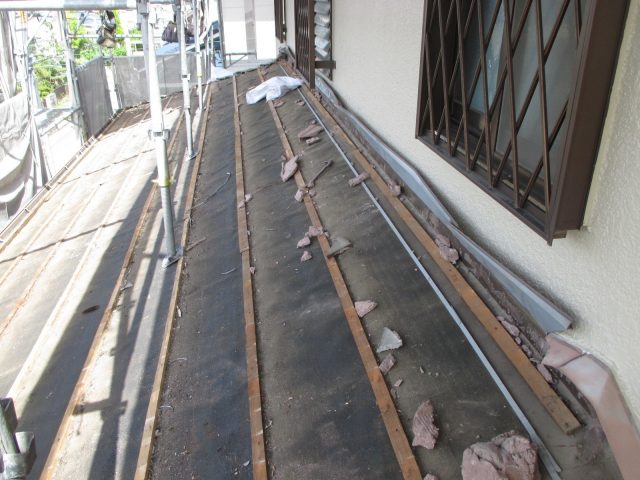 播磨町の葺き替え工事におけるセメント瓦の取り外し